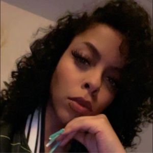 Meet your Posher, Monique